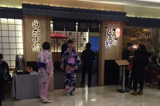 火鍋店關(guān)門潮之際，這家店憑啥開業(yè)就排隊(duì)？