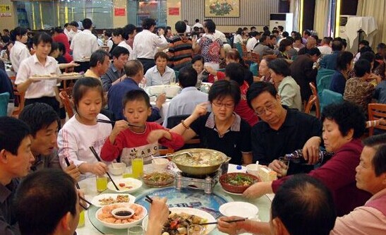中國餐飲年收入突破3萬億元  外賣市場(chǎng)競(jìng)爭(zhēng)加劇