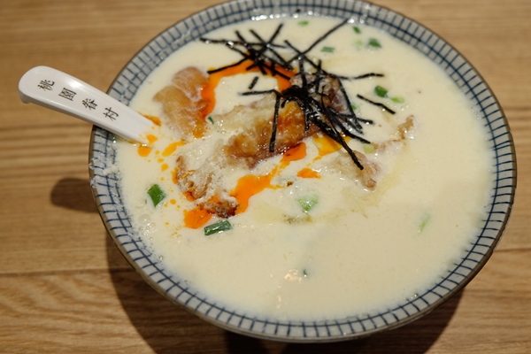 一碗豆?jié){12元，兩只包子26元…在餐飲寒冬，它靠什么讓顧客絡(luò)繹不絕|餐飲界