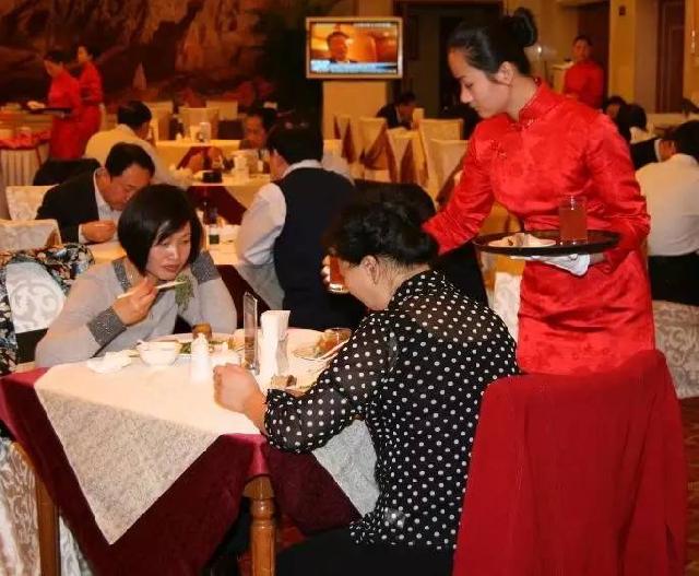 餐廳生意不好，老板竟然吃客人的剩菜……（看完沉默了?。?></a>
          <div> <a href=