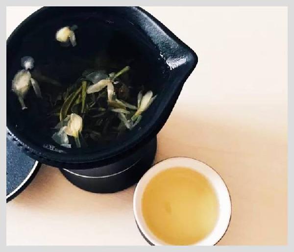 無印良品開了一家咖啡館，但主角是一款“性冷淡”的茶？|餐飲界