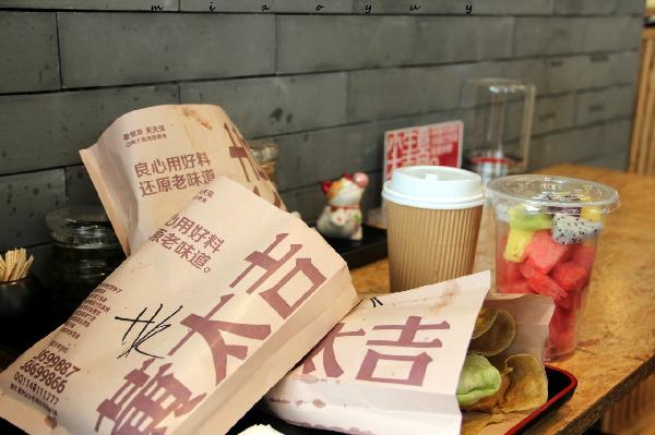 風(fēng)口上的同類，為何黃太吉關(guān)店過半，西少爺年入1億？|餐飲界