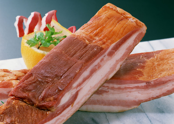 臘肉過于鮮艷慎買，選購時(shí)要看標(biāo)識聞氣味