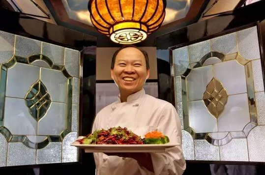 不懂英語！湖北農(nóng)村娃逆襲成美十家餐廳老板，被美國人封為功夫廚神！