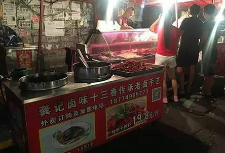 一天2000元銷售額，小龍蝦小推車模式有前景嗎？（上）