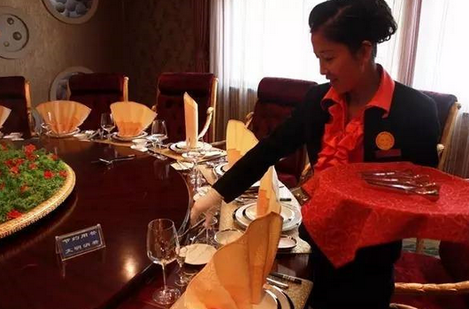 餐廳的老員工不服管，應(yīng)該怎么辦？|餐飲界