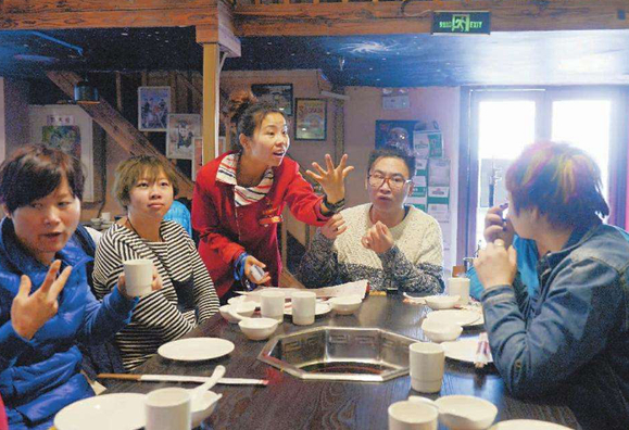 麗江一餐廳21名員工14名是聾啞人，點菜用iPad打手語