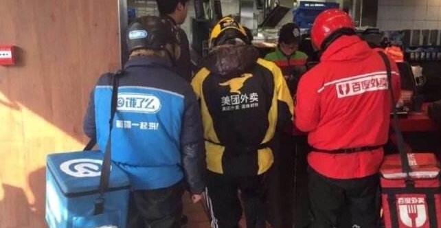 美團負面纏身成餓了么融資前奏曲：外賣大戰(zhàn)要終結(jié)？
