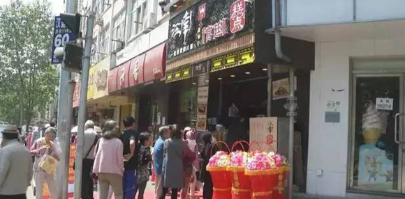倆老太造謠新開店的蛋糕肉松是棉花做的，被拘留5天