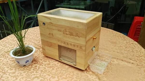 這家粥店竟然把碾米機(jī)搬上了餐桌！并成功吸引了美女網(wǎng)紅關(guān)注！|餐飲界