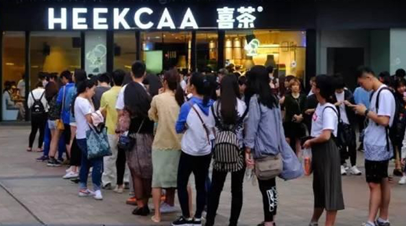 中產(chǎn)階層的污名化：為什么買喜茶、喝星巴克會被嘲笑？