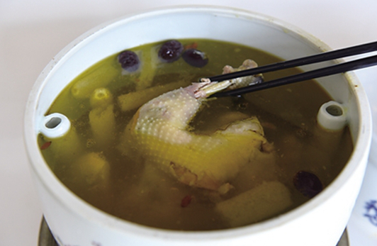 從放棄“鐵飯碗”到創(chuàng)辦餐飲企業(yè) 這道百年“雞湯”能否溫潤(rùn)你的心靈？