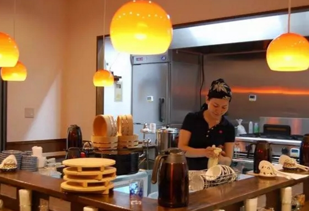 一人玩轉(zhuǎn)一家餐廳！這位日本女工程師把效率和眾包發(fā)揮到了極致