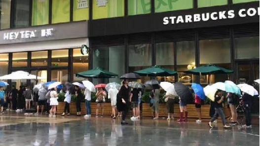 帝都開業(yè)首日排隊(duì)排到星巴克門口！喜茶離成為“巨頭”還有多遠(yuǎn)？