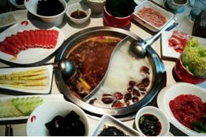 真相| 出問題的海底撈 可不是一家簡單的火鍋店！|餐飲界