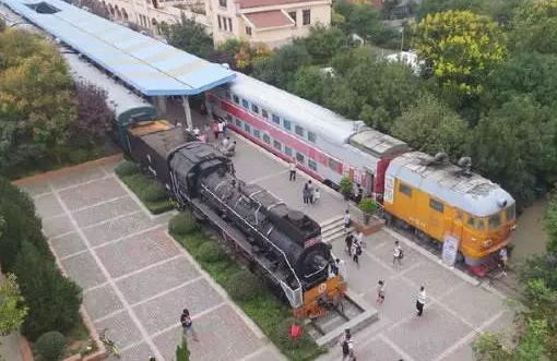 在火車(chē)上開(kāi)美食街，一列車(chē)廂一個(gè)門(mén)店，租客瘋搶?zhuān)藲獗?></a>
          <div> <a href=