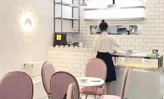 餐廳前臺菜單設(shè)計得好，顧客抬頭就會點單
