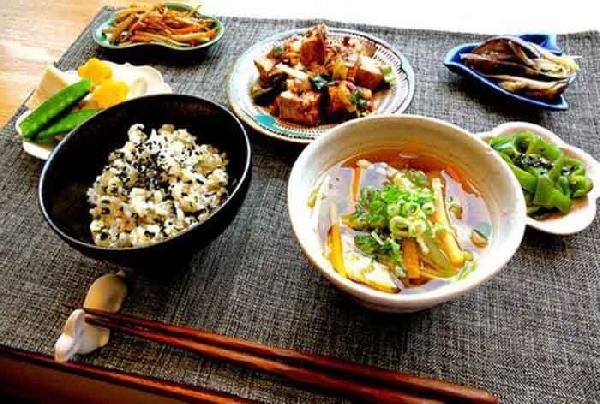 大肆擴(kuò)張的日料比艱難前行的中餐，到底好在哪？|餐飲界