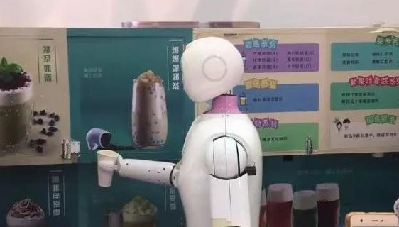 機器人“入侵”奶茶店，搞噱頭還是真有料？ 來源：咖門    作者：李沐      2017-10-27 08:37      973
