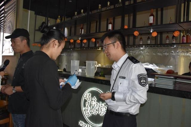 韓寒在深圳的餐廳再被查，后廚餐具堆地上降C！