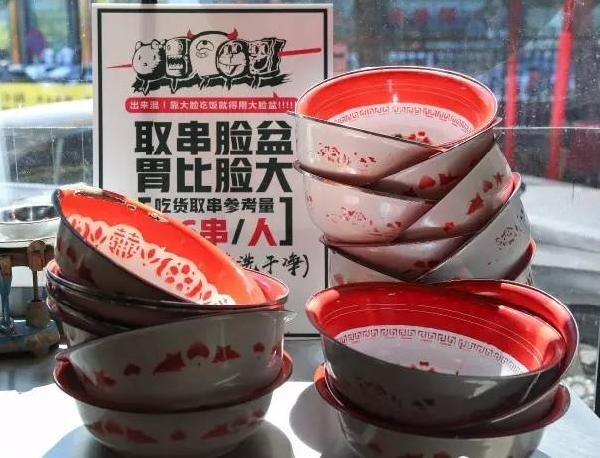 “流氓”餐廳靠6毛錢(qián)串串，日流水近4萬(wàn)