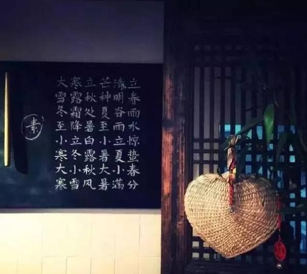 這家不足10平米的小店，只有一張桌子，無肉無酒，卻治愈了無數(shù)的過客