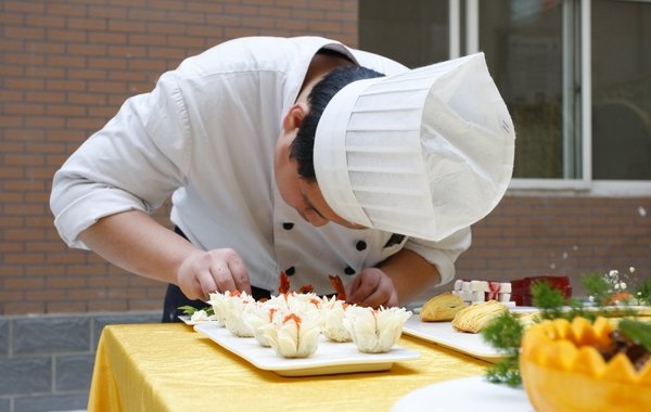 餐飲服務(wù)升級正當時，服務(wù)模型、員工管理模式的正確打開方式是？