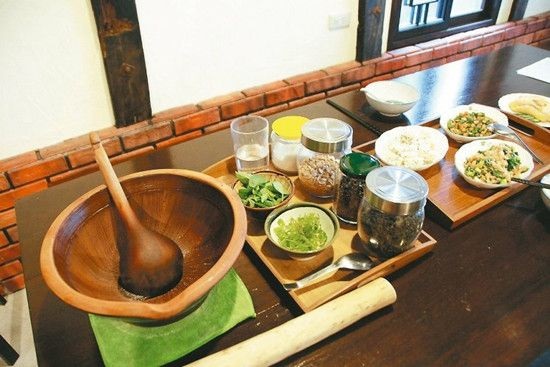 自學成才的成都老大叔，賣又貴又囂張的一碗面為啥還是生意比你好？