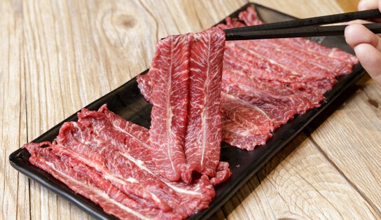 這個(gè)城市400多家潮汕牛肉火鍋，今冬只剩下101家，原來(lái)被串串香給頂了|餐飲界