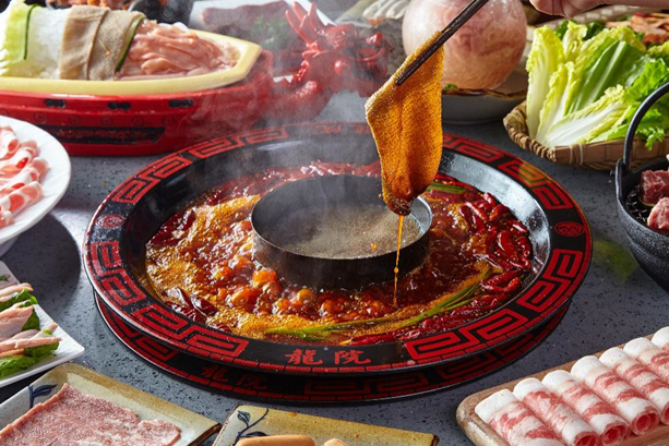 龍?jiān)豪匣疱?，東灶餐飲12年匠心之作，舌尖上的川粵美食