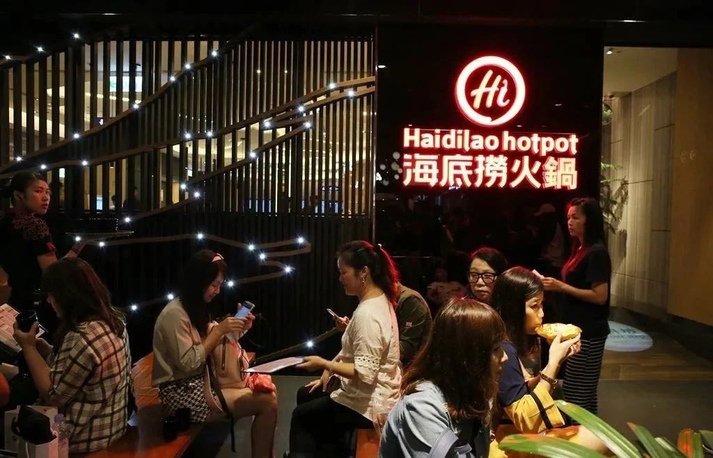餐飲大事件202期｜  海底撈半年凈虧10億，股價(jià)卻瘋漲；肯德基暫停使用吮指廣告語(yǔ)；百勝中國(guó)或?qū)?月在港上市|餐飲界