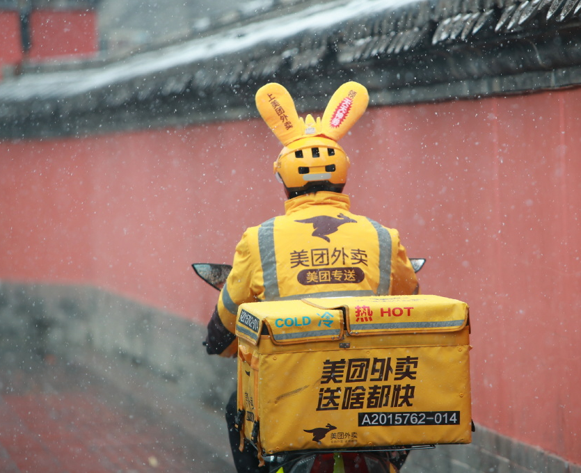 外賣小哥群毆奔馳車主，毆打的不是“上流社會”，是“平臺的牢寵”