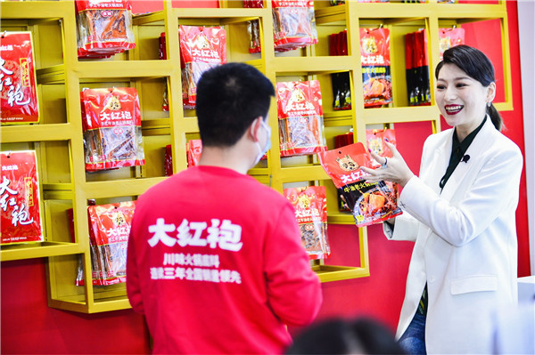 2噸巨型火鍋底料亮相！天味食品實(shí)力引爆春糖