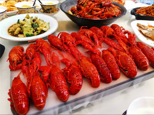 單場(chǎng)直播破20萬，抖音武漢美食人氣榜第1名，這家小龍蝦店是如何做到的？