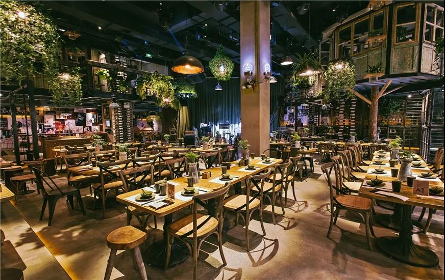 星巴克、火鍋店搶著入局的小酒館，到底好在哪里？