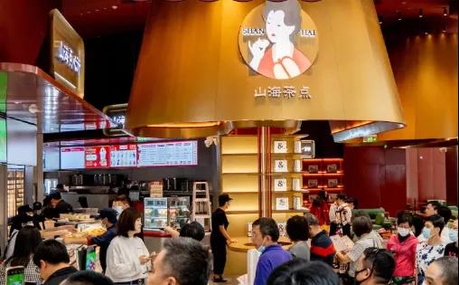 茶飲x漢服、火鍋x啤酒、咖啡x電競，跨界聯(lián)名店又有啥新玩法？