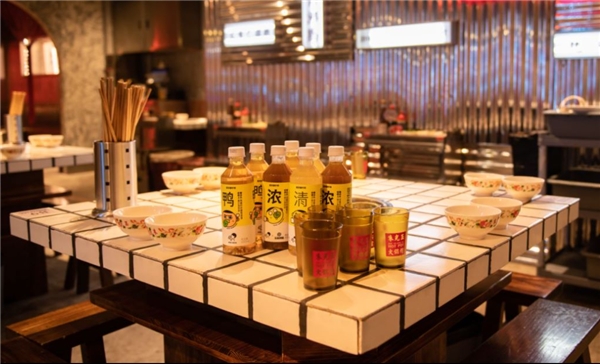 喜茶瓶裝跨界合作朱光玉火鍋，化身國慶成都熱門打卡地