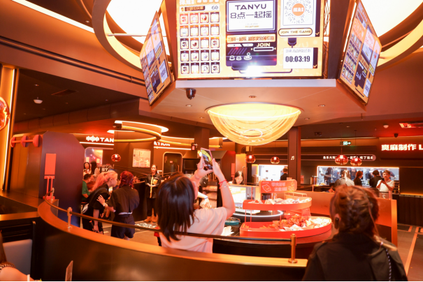 餐飲模式又一大創(chuàng)舉！探魚(yú)新店型營(yíng)造“娛樂(lè)城”式沉浸消費(fèi)體