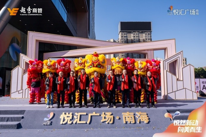 悅匯廣場(chǎng)·南海開(kāi)業(yè)首日銷(xiāo)售額超300萬(wàn)，火烈鳥(niǎo)美陳引發(fā)打卡熱潮！