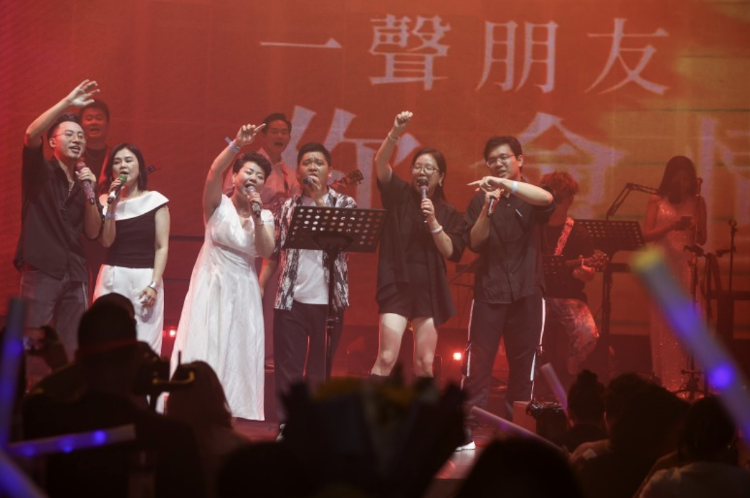 鶴九“瘋之巔”愛心音樂會奏響公益強(qiáng)音 善款點(diǎn)亮瑤鄉(xiāng)童心|餐飲界